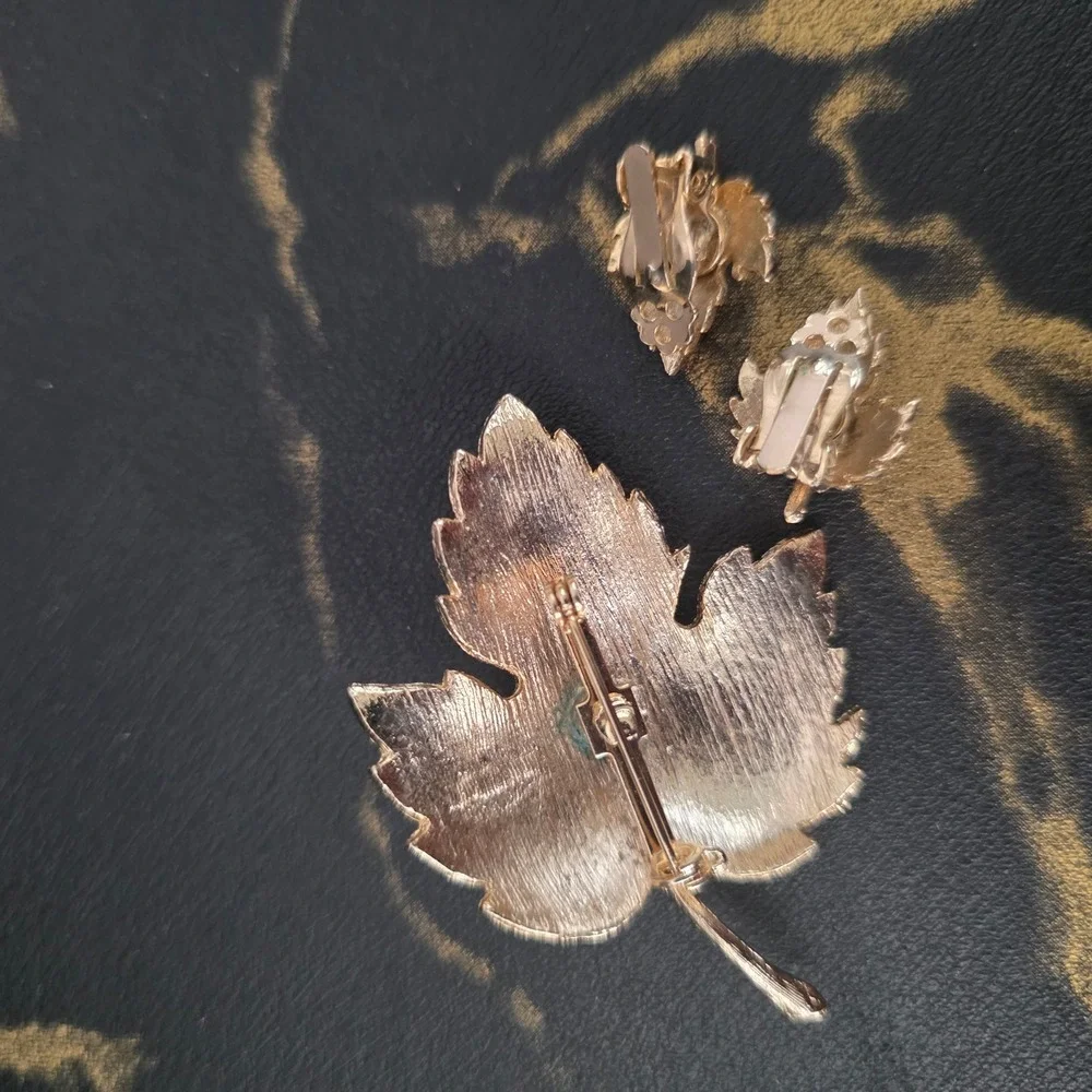 Vintage Gold Tone Leaf Brooch and Clip On Earrings Set Textured Maple Leaf